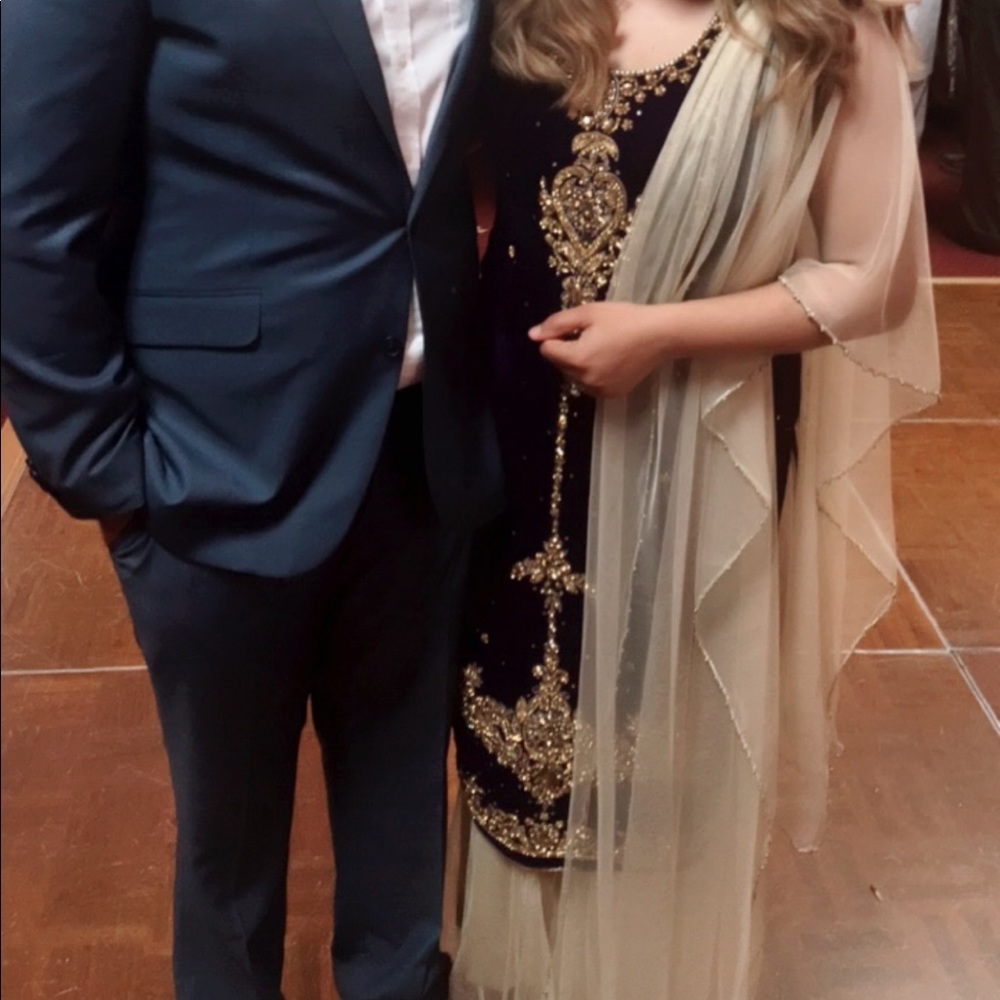 Pakistani/ Indian/ Desi Suit - Picture 3 of 3